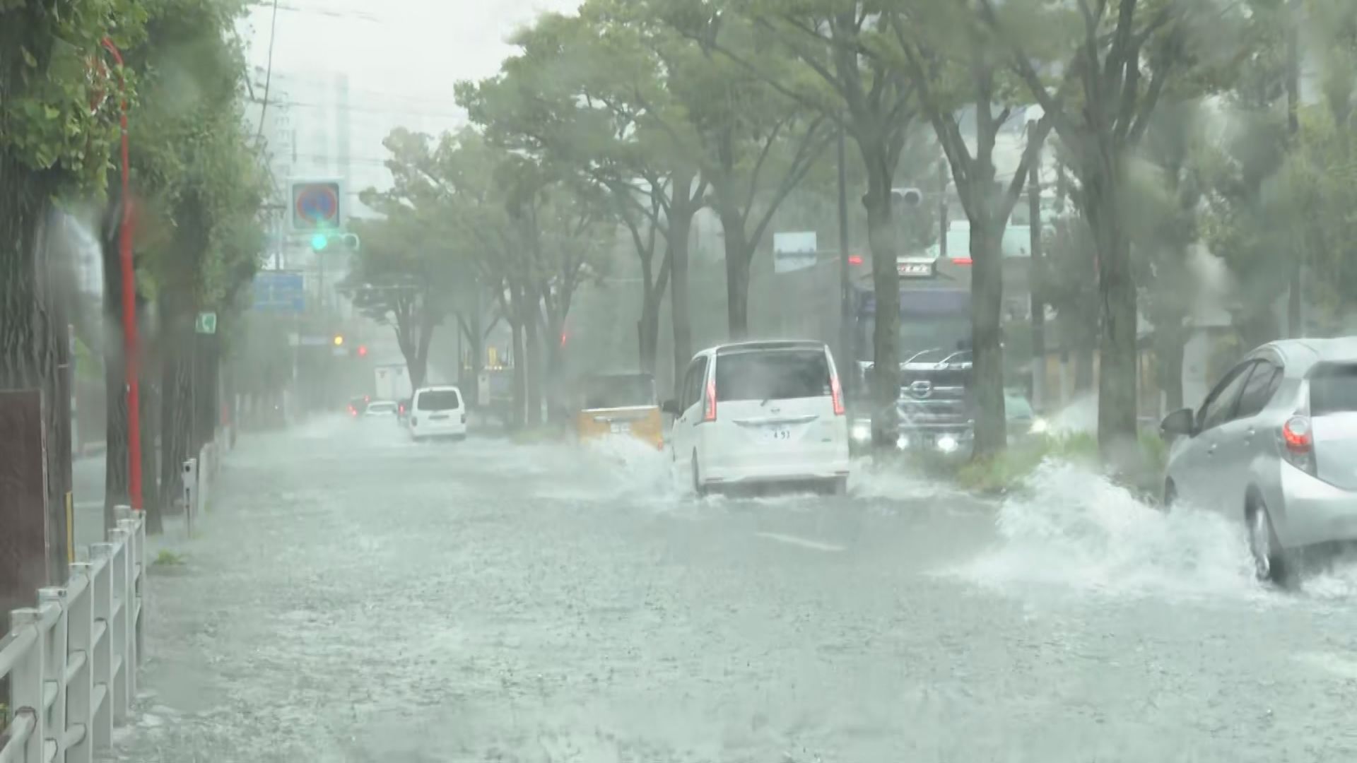 久留米では冠水も　大気の状態が非常に不安定に　福岡では8日夜遅くにかけて落雷や竜巻など激しい突風・急な強い雨に注意　気象台