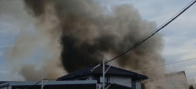 【速報】「黒煙が上がっている」プレハブ建物が燃える火事　消防が出動し消火中　福岡・小郡市