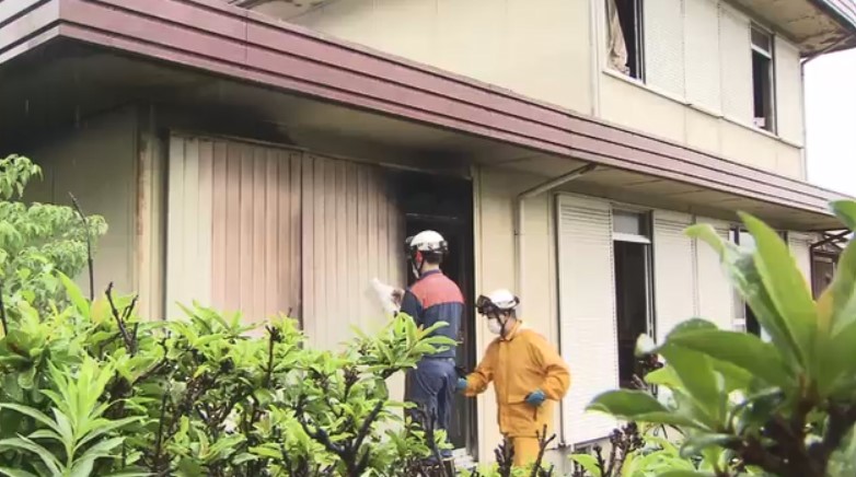 「家が燃えている」住人から通報　2階建て住宅1棟焼く火事　全身やけどの88歳男性死亡　出火当時は家族3人が在宅　福岡・行橋市