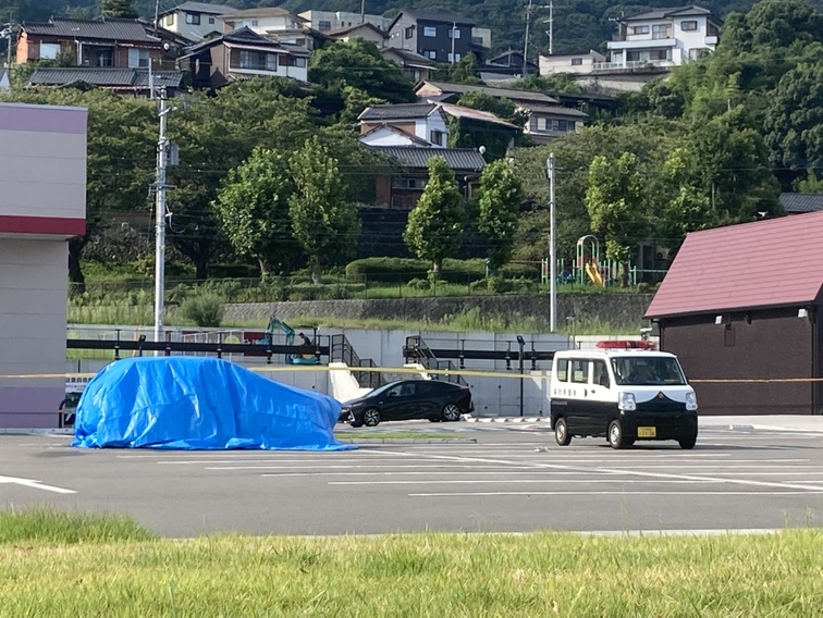 未明の商業施設「車が燃えている、炎が見える」車１台が全焼　営業時間外になにが？　近くに火の気なく・・・放火の疑いも　警察が詳しい出火原因調べ　北九州市八幡東区