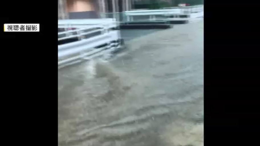 川の水が道路にあふれ…氾濫危険水位に達するも「避難指示」は約1時間後　想定超える雨に判断追いつかず「指示遅れてしまった」福岡市