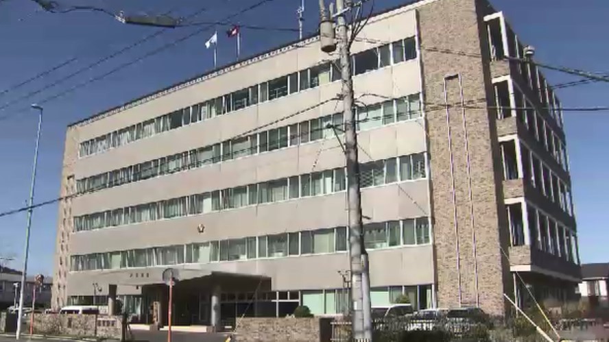パトカーから逃走中の自転車　駐輪中の原付バイクに衝突　運転の少年（18）「補導されたくなかった」　無灯火で走行中に　福岡