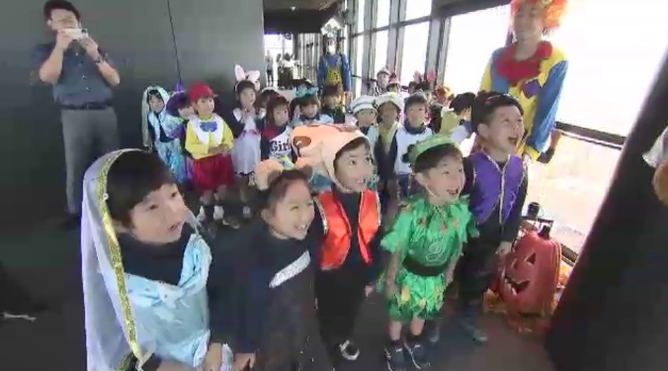 福岡タワーに“仮装”の子供たちが大集合　お菓子のお返しにダンス披露　ハロウィーン仕様のイルミネーションは10月31日まで