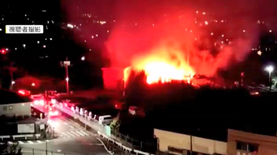 未明に住宅1棟を全焼する火事　焼け跡から性別不明の1人の遺体見つかる　91歳の夫と連絡取れない状態　身元の確認進める　福岡・中間市