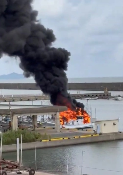 黒煙上げて激しく燃える　イカ釣り漁船2隻がほぼ全焼か　しけのため漁に出られず漁港に停泊中　福岡・芦屋町