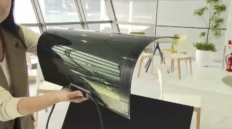 駅ホームの屋根で国内初の発電　軽くて曲がる「ペロブスカイト太陽電池」設置　JR博多駅で実証実験スタート　福岡