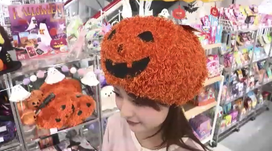 今年もハロウィーンの警固公園は「全面封鎖」　人気は家の中でも楽しめる“プチ仮装”　自宅パーティー用の装飾グッズも豊富に　福岡