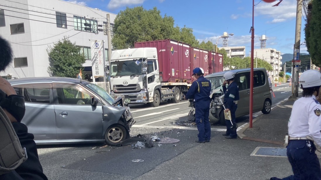 【速報】国道交差点で軽乗用車どうしが正面衝突　男女3人が死傷　対向車線にはみだしたか　福岡・北九州市