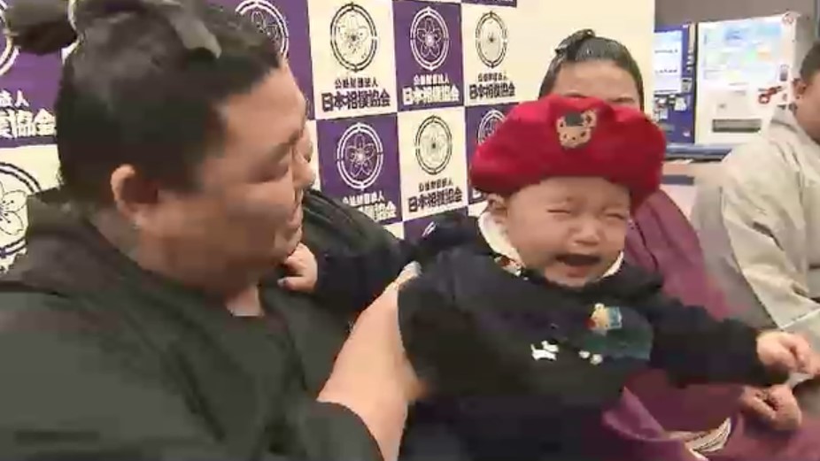 「健康で丈夫に育って」大相撲の力士6人が赤ちゃんを抱っこ 九州場所の開催を祝って撮影会 60組が参加 福岡