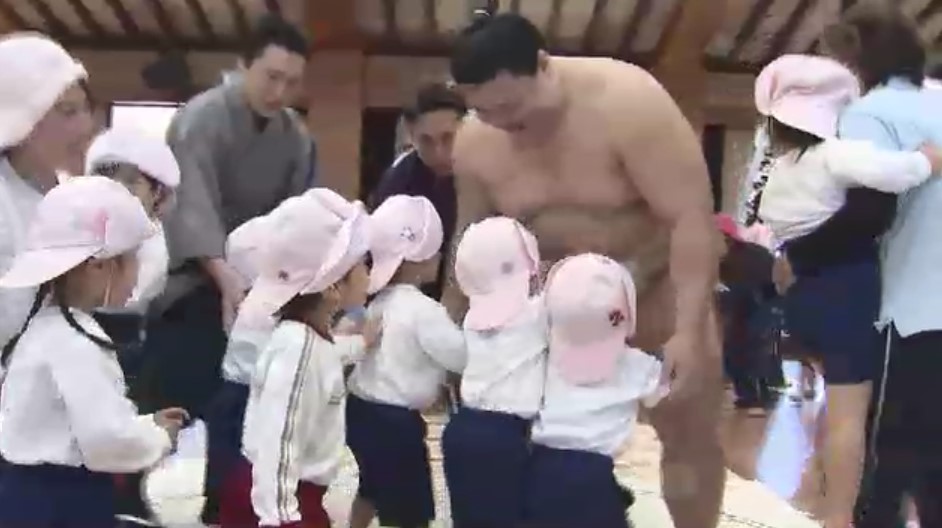 「お相撲さんと戦うのが楽しかった」 九州場所を前に力士と幼稚園児たちが“お相撲大会” 義ノ富士関「たくさん食べて大きく育ってほしい」 福岡