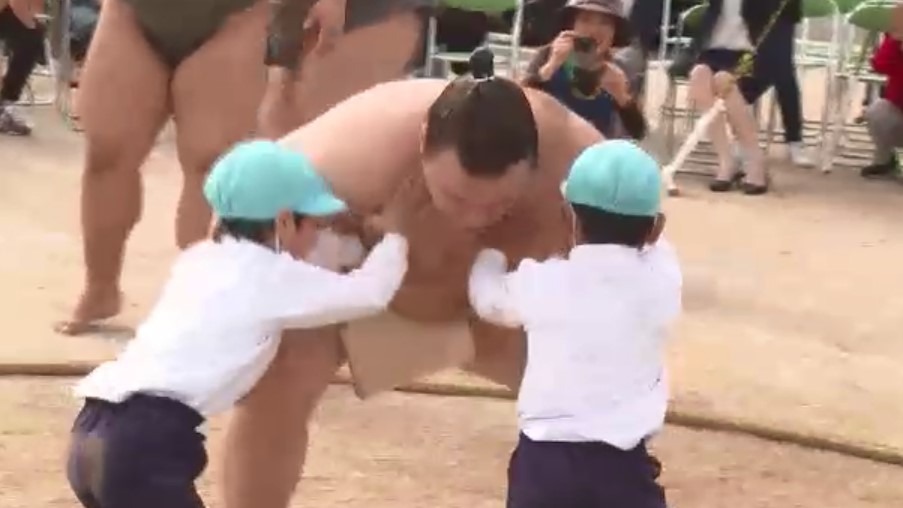 園児たちが力士に挑戦 久留米市で“ちびっこ相撲大会” 安青錦関「触れ合って相撲に興味を持ってもらえたら」 11月9日から九州場所 福岡