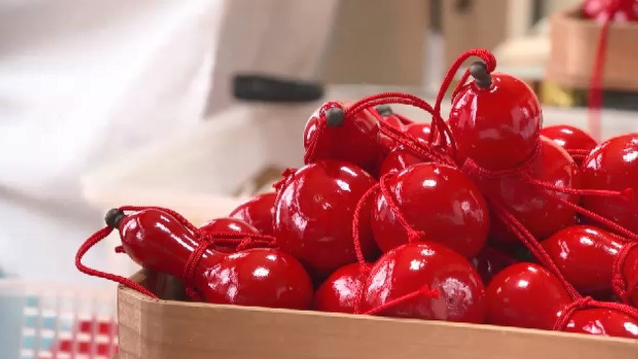 魔除けと開運の「赤ひょうたん」付き 人気の破魔矢づくり始まる 初詣に向けて約4000本準備 福岡市の愛宕神社