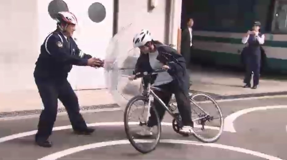 外国人留学生が日本の交通ルール学ぶ 自転車の“ながら運転”“傘さし運転”の危険性を体験 福岡