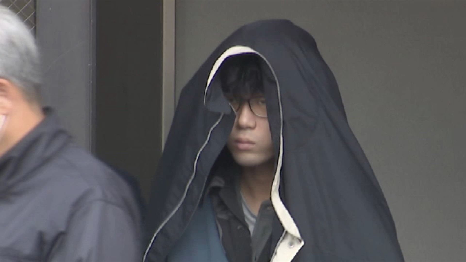 事件現場で警察官2人が拳銃を構える イオンモールの“刃物男”を殺人予備容疑などで送検 元交際相手と金銭トラブル 福岡・福津市