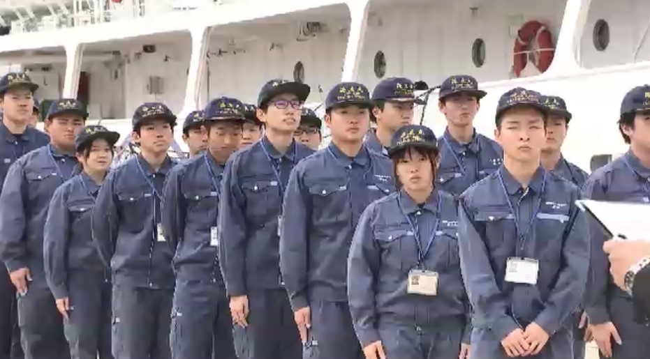 水産高校の生徒たちが航海実習を終え博多に帰港 福岡から約7000キロのハワイ往復 マグロ約8トンを水揚げ 家族らが出迎え