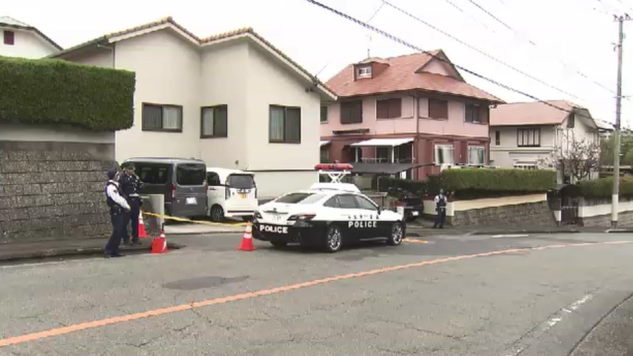 「道路にうつぶせで倒れたまま」父親は死亡　母親も背中にけが　父親を包丁で殺害しようとした疑いで43歳の息子を逮捕　福岡・那珂川市の住宅街