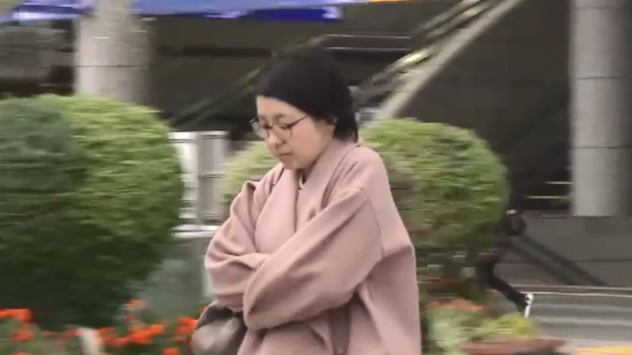 日中も気温上がらず10度前後にとどまる 通勤客は厚手のコートとマフラーで寒さ対策 福岡