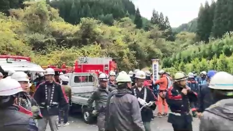 【速報】搭乗とみられる3人の死亡確認　小型機墜落事故　現場では機体が大破　炎も上がる　福岡・八女市