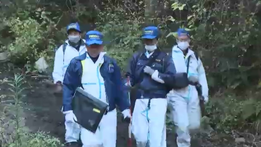 航空事故調査官「散乱した部品はほとんどが焼損して原形をとどめていない」 小型機墜落3人死亡で現地調査 フライトレコーダーやパラシュートは見つからず 福岡・八女市