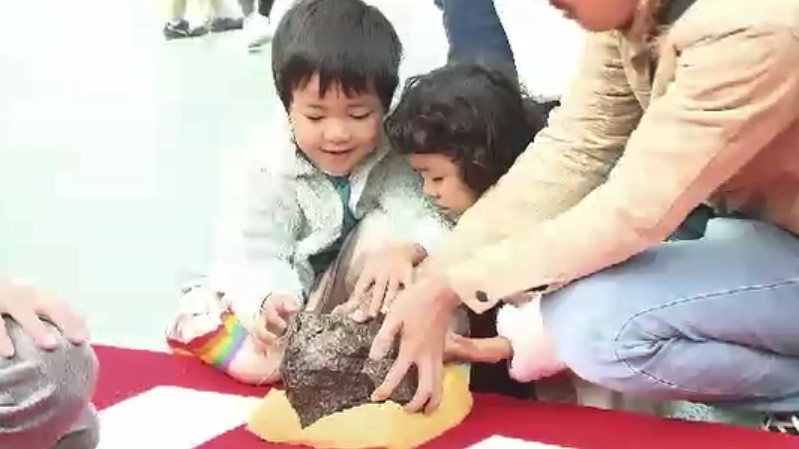 北九州市科学館で『宇宙フェスタ』　本物の「いん石」に触れるコーナーが人気　月面探査ロボットの操作体験も　福岡