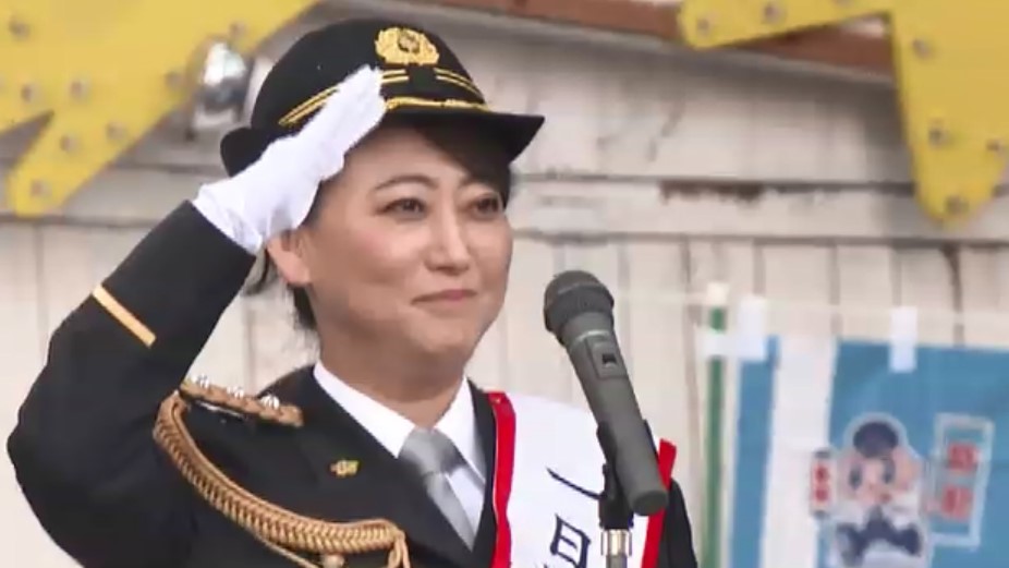 友近さんが博多警察署の一日署長に　「衣装を着てコント…とんでもございません」　年末年始の事件・事故への警戒を呼びかけ　福岡市