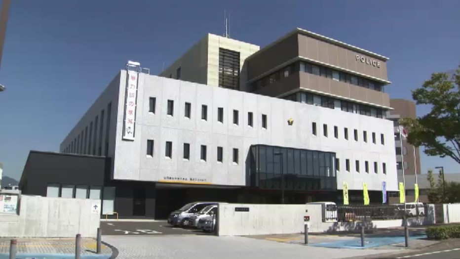 普通乗用車が対向車線を走っていたバイクと衝突する事故　バイクに乗っていた男性が意識不明の重体　福岡・那珂川市