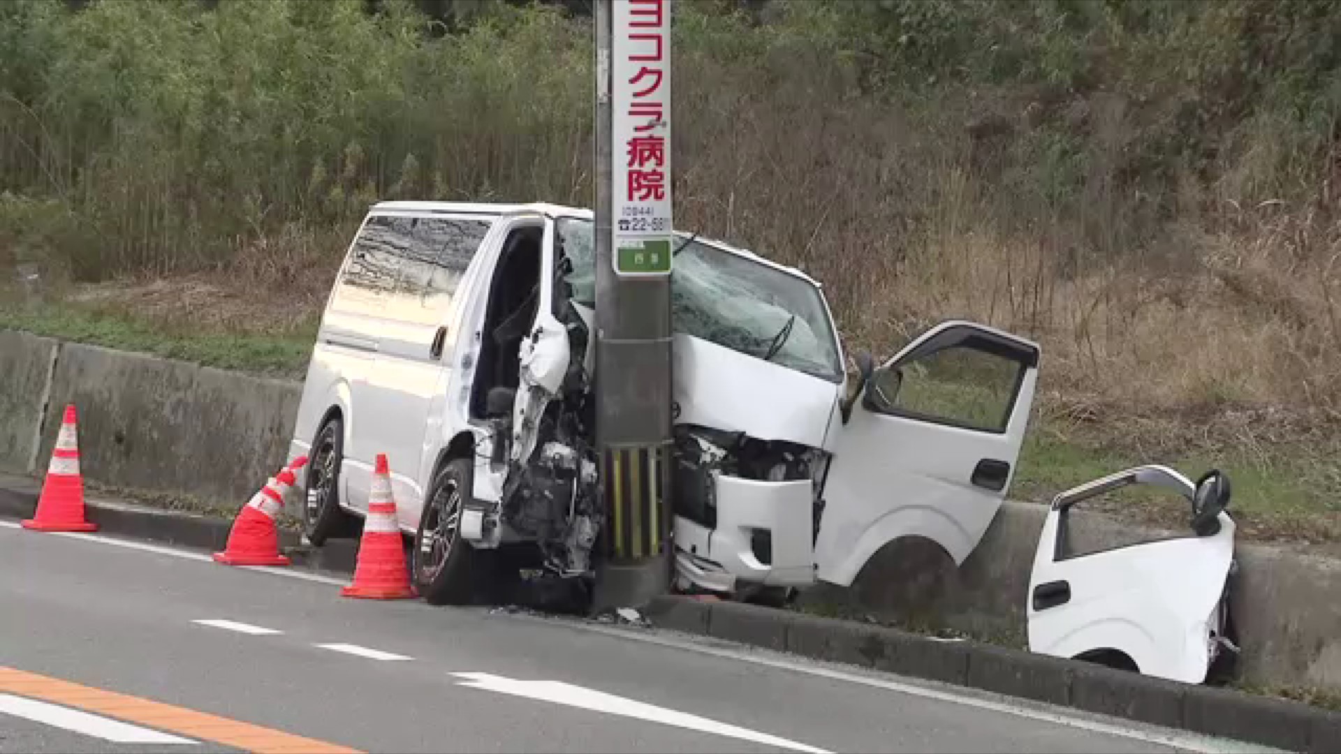 「車が電柱に衝突している」 ワゴン車の前方が大破 運転していた20代男性ら2人ケガで搬送 福岡・大牟田市