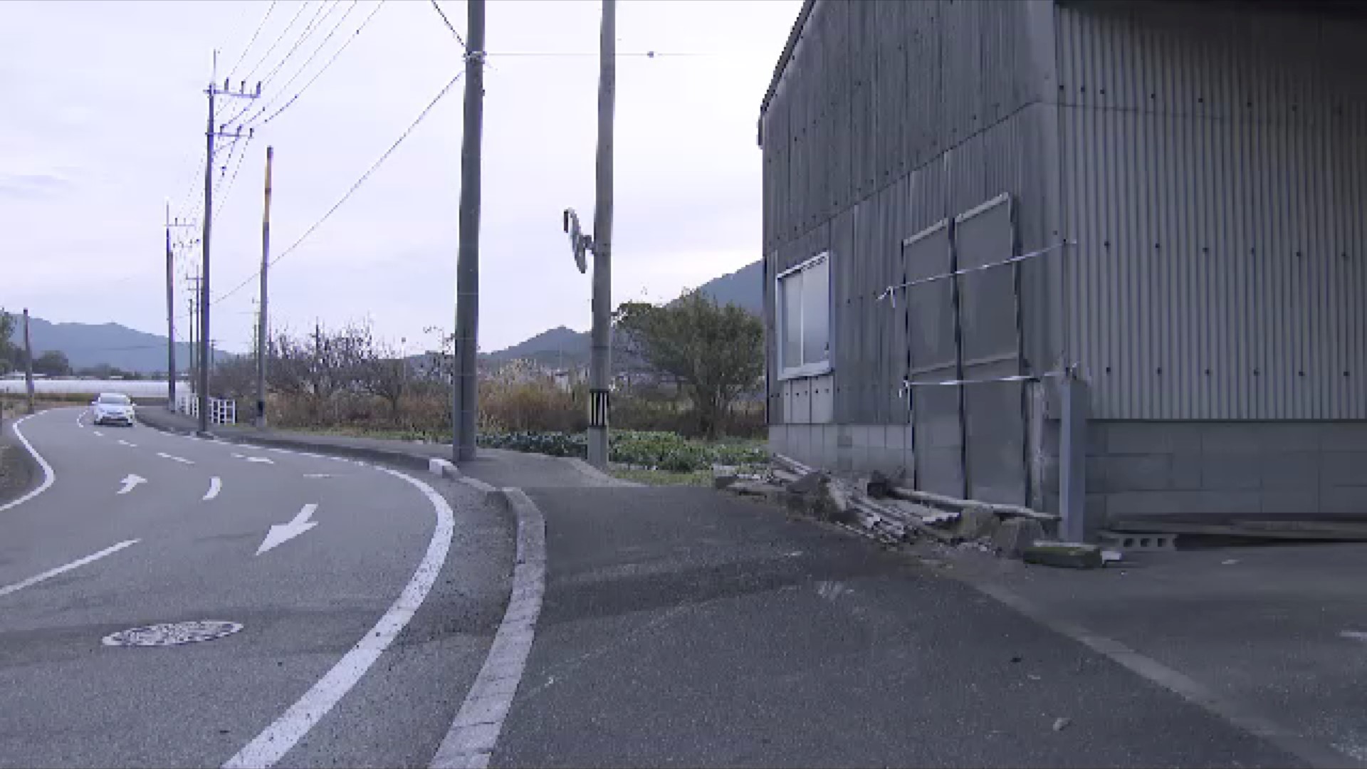 普通乗用車がカーブを曲がり切れず倉庫に衝突 車椅子の男性1人死亡 福岡・篠栗町