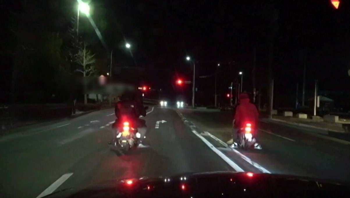 原付バイクの“集団暴走”にギャラリー200~300人「警察をおちょくりながら暴走するのが楽しかった」中学生など6人検挙 福岡