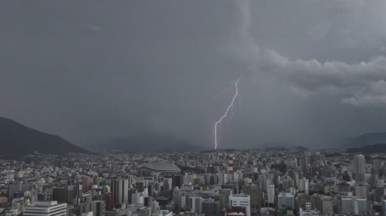 福岡で落雷や竜巻、急な強い雨に注意を 11日昼前から夕方にかけて 大気の状態が非常に不安定に 気象台が呼びかけ