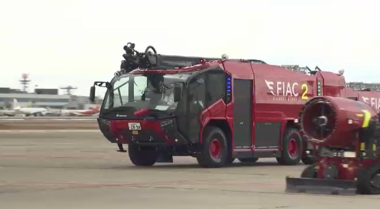 “航空機のエンジン爆発し緊急着陸”…福岡空港で過去最大規模の対応訓練　最新鋭の化学消防車も参加　各機関の連携を確認