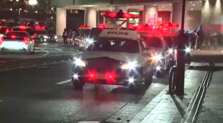 【速報】福岡市の商業施設で男女2人刺される 刺したとみられる男は逃走中 殺人未遂の疑いで行方を捜査