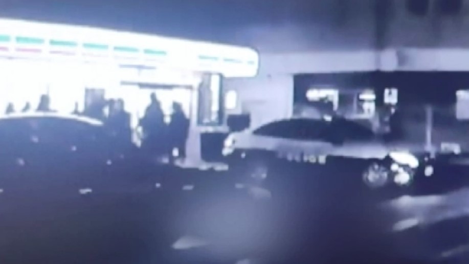 【速報】福岡刺傷事件「ニヤッと薄笑いを浮かべ…」逮捕された男か 捜査員が取り囲み車両に乗せる 任意同行の状況を語る