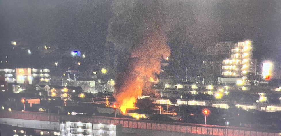 【速報】「平屋建てから出火」と通報 激しい炎と煙が上がる 福岡市早良区で火事 消防が出動し消火活動中