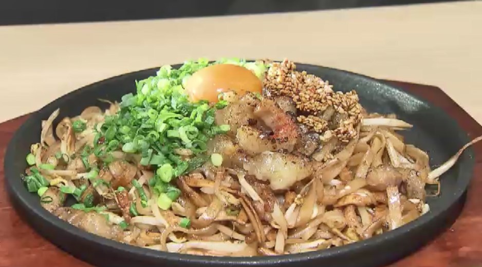 “九州一の焼きうどん”召し上がれ　地元のソウルフード専門店がJR小倉駅にオープン　平打ちの生麺に香ばしいソースが絡む　福岡・北九州市