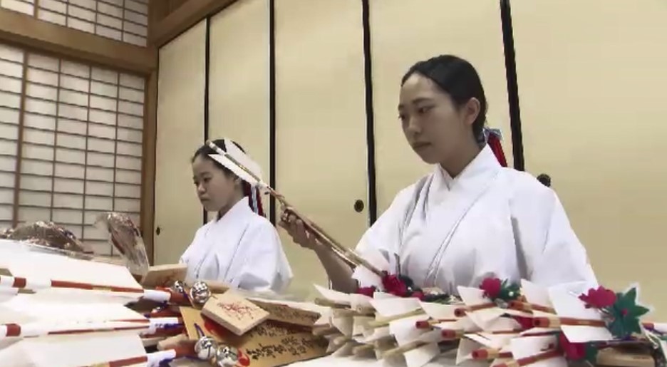 人気は博多人形師が手がける「開運玉」…幸運や無病息災願う 正月に向けて縁起物の準備進む 福岡市の筥崎宮