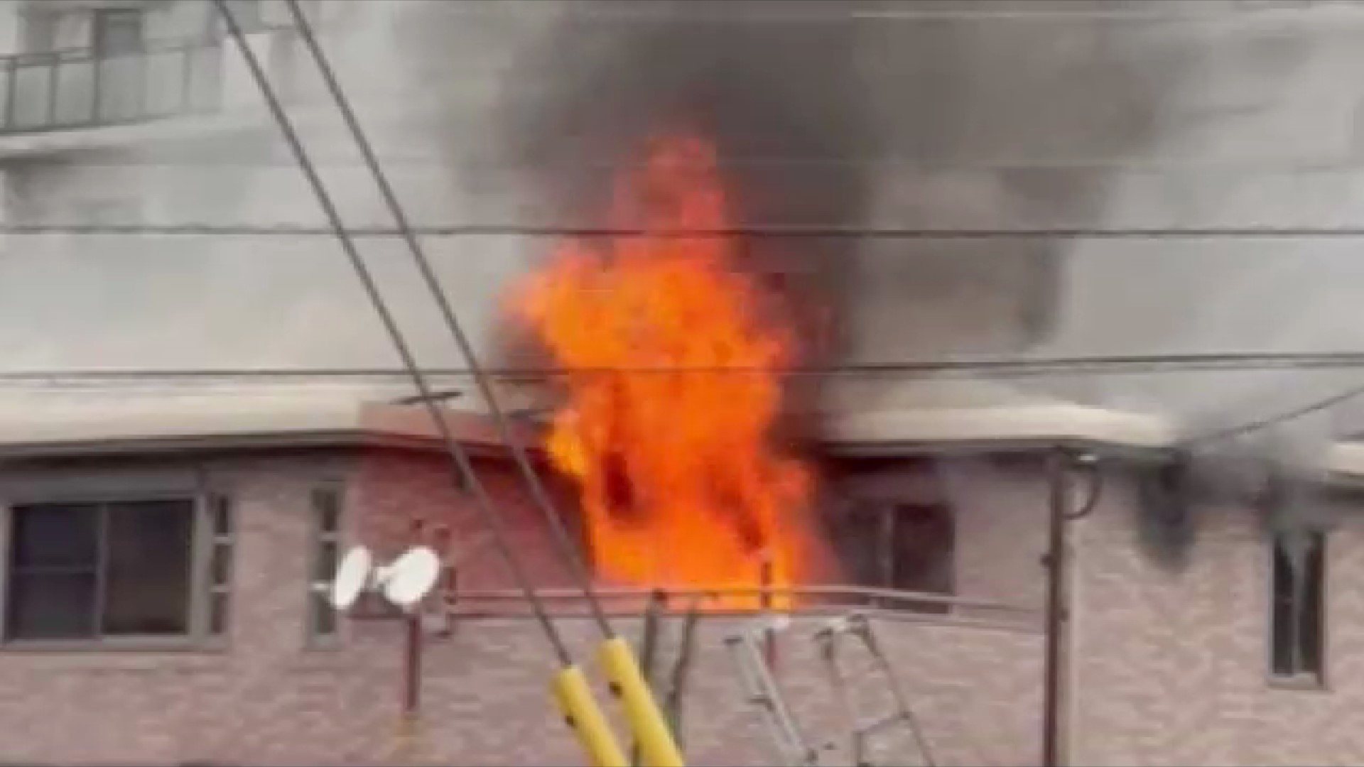 粕屋町で住宅火災　焼け跡から性別不明の1遺体　35歳女性と連絡取れず　福岡