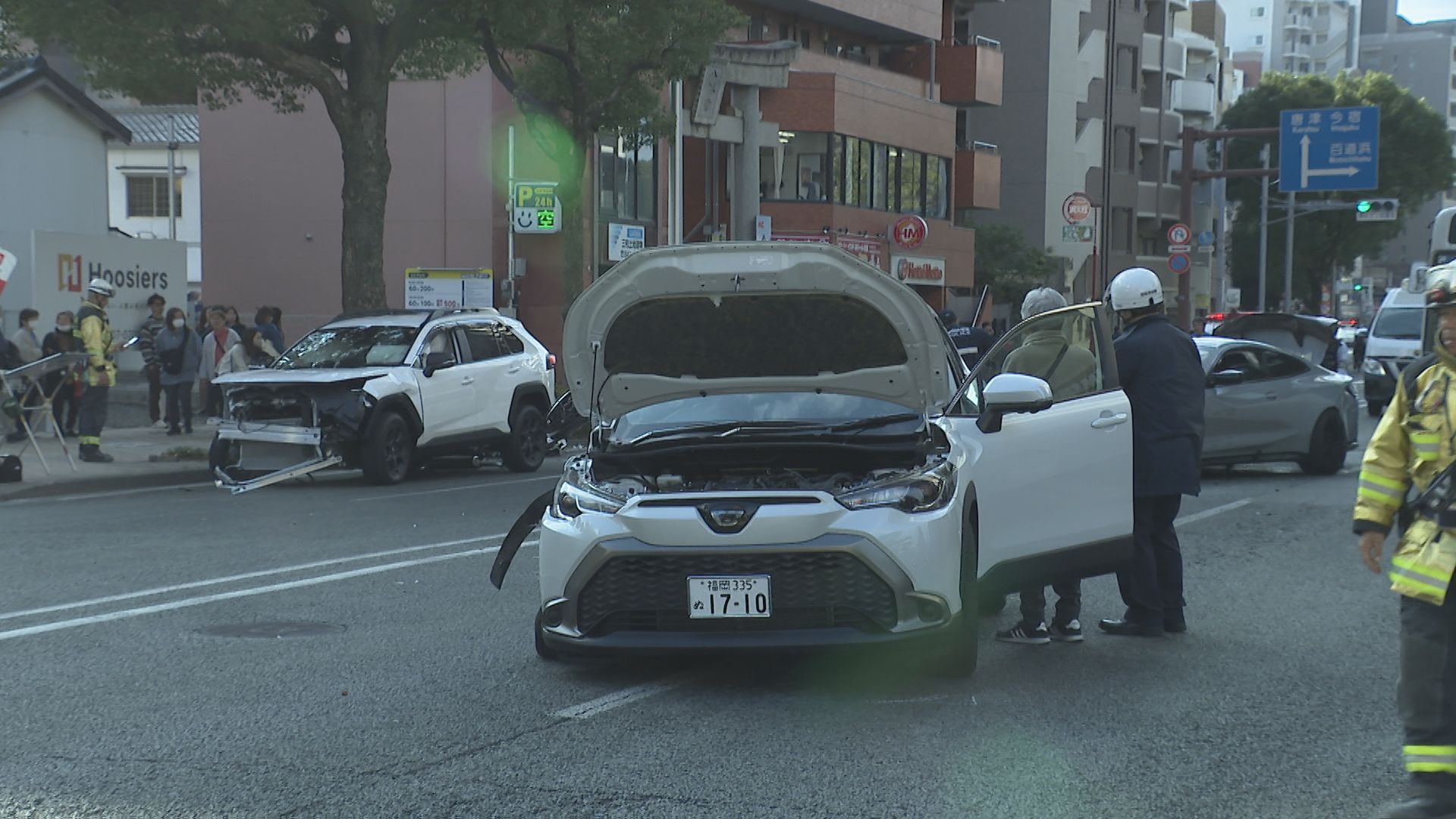 【速報】路線バス含む4台が絡む事故　2人を病院に搬送　「明治通り」一部区間が通行止め　福岡市早良区