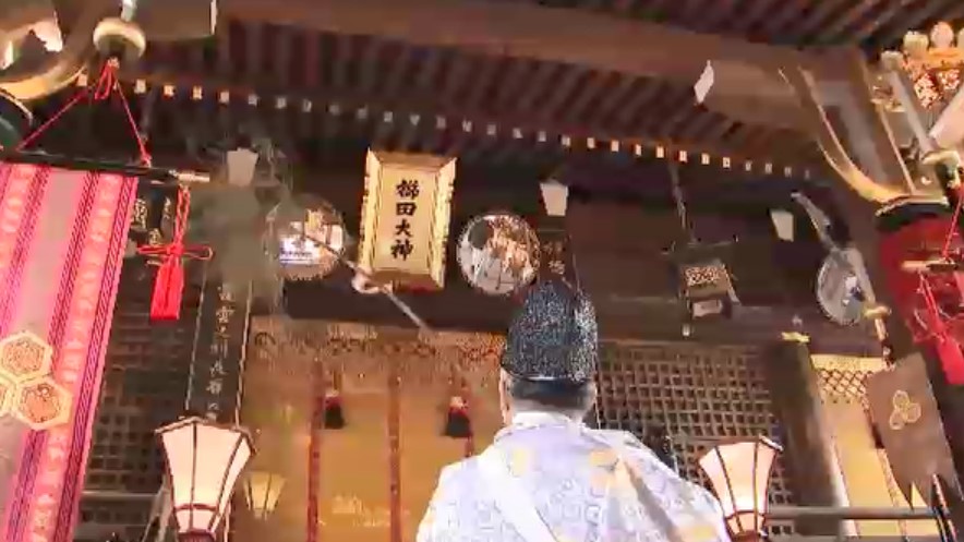 「いよいよ正月が来るなと実感」福岡市の神社で“すす払い” 長さ5メートルの笹竹で拝殿などのほこり払い落とす 冬至にあわせて