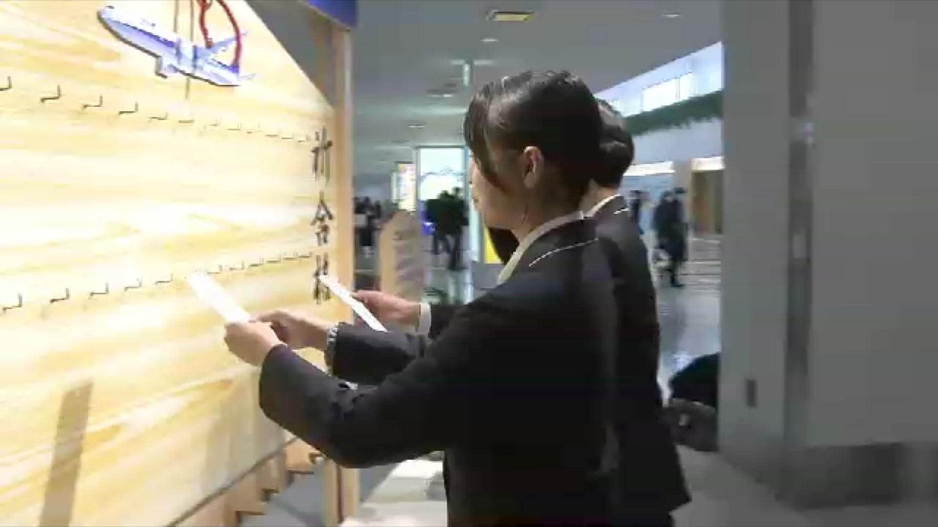 福岡空港に特大絵馬 JAL・ANAが“受験生を応援” 中3生「大きな力になる」 1月下旬まで設置され太宰府天満宮へ
