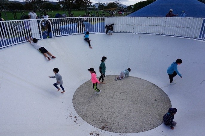 公園の“すり鉢状遊具”で保護者2人けが　底から上がれなくなった子供を助けようと骨折も　遊具は使用中止に　福岡・北九州市