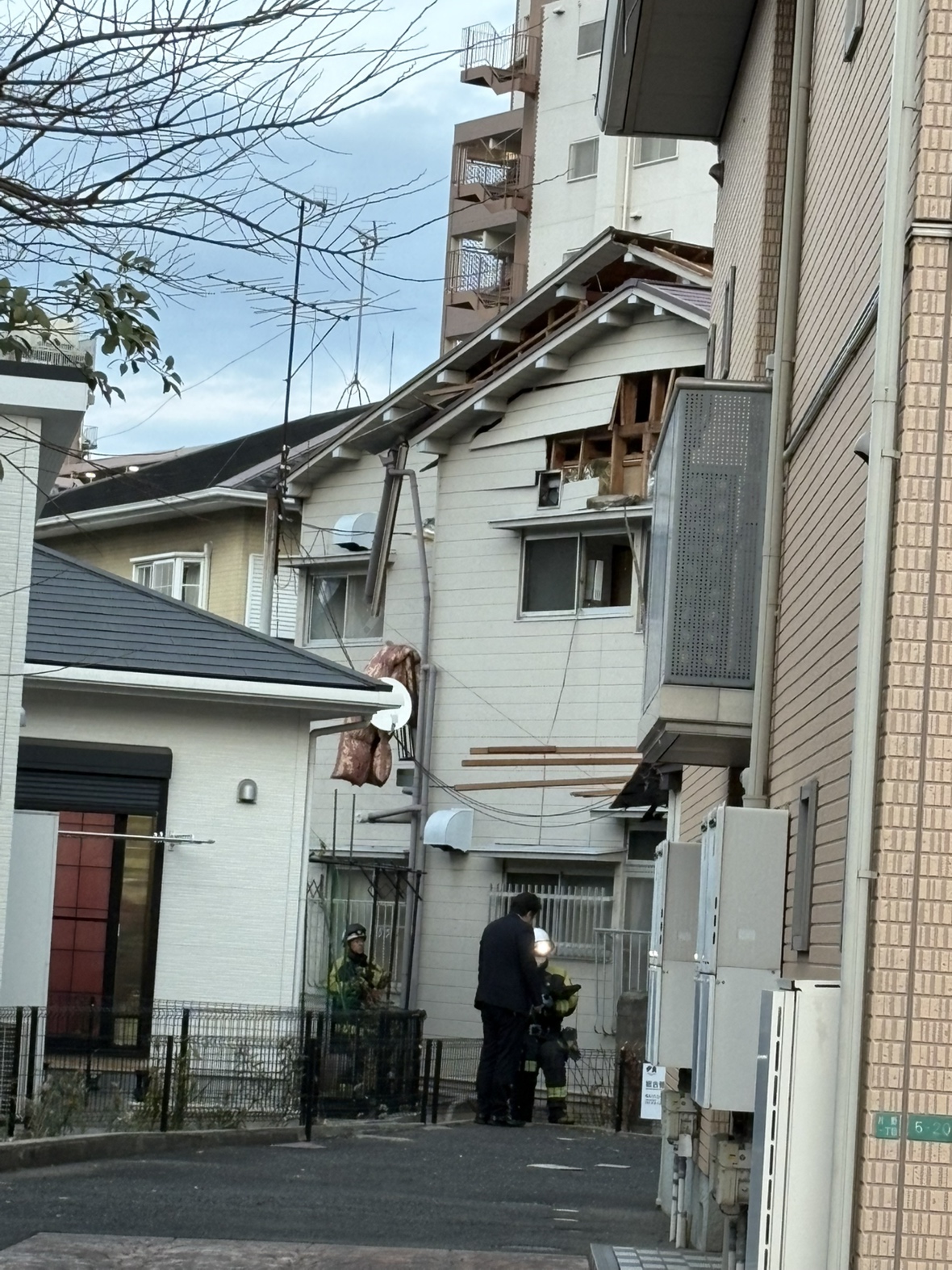 【速報】アパートでガス爆発か 屋根や外壁の一部が吹き飛ぶ 住人など2人がけが 福岡・北九州市