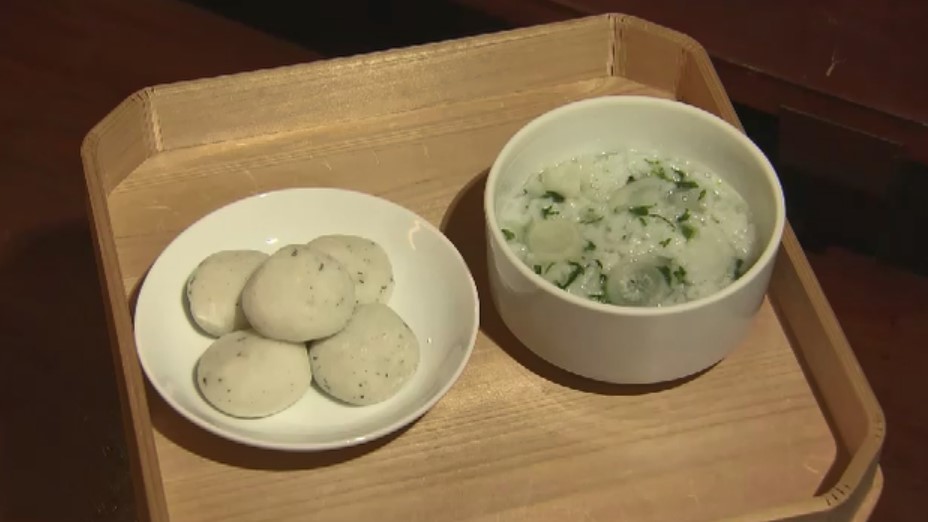 福岡市の神社で『七草祭』 巫女たちが春の七草入り「かゆ」「もち」を奉納 無病息災や家内安全を願う