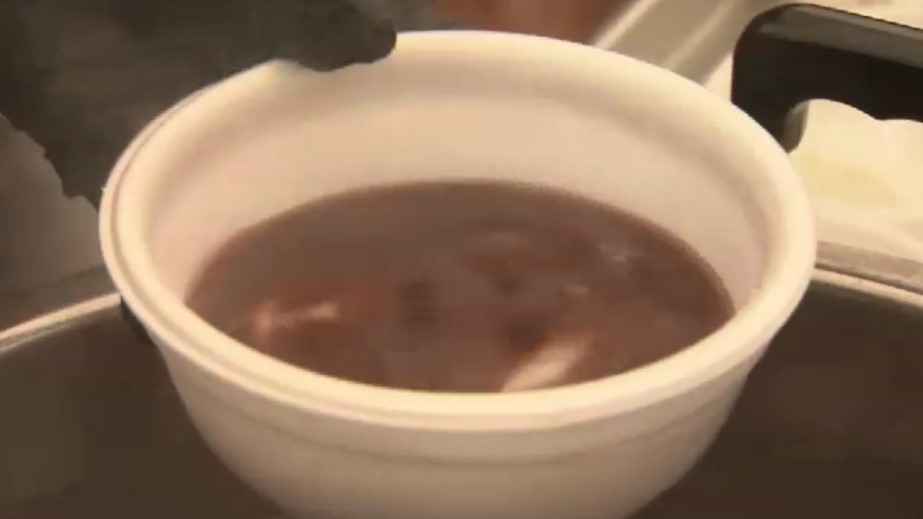 小倉城で恒例「おしるこ会」　約2000人に振舞われる　“赤い”小豆で邪気払い　福岡・北九州市