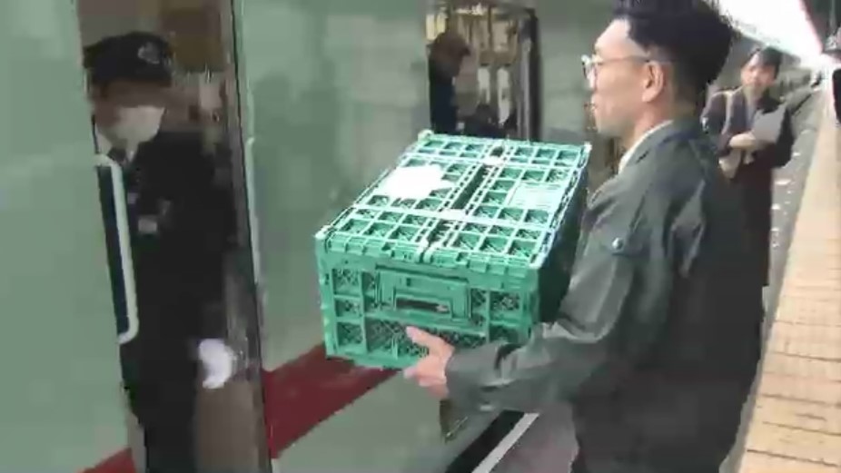 ブランドイチゴ「あまおう」が西鉄電車に乗って…沿線の産地からスーパーに届けます　新鮮なまま運んで販売　福岡
