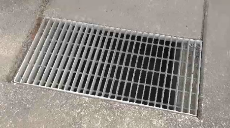 側溝のふた「グレーチング」狙われる 金属類の盗難がうきは市で相次ぐ 鉄板や支柱も…年末から被害6件 福岡