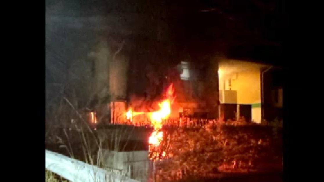 「煙と火が出ている」「室内に数人が居住」　2階建てアパートの1階から出火　消防車など28台が出動　福岡市東区