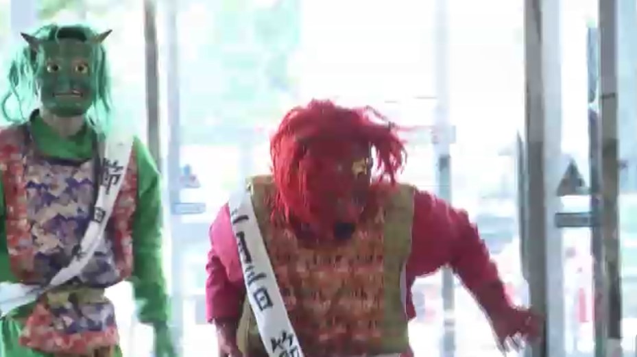 節分を前に赤鬼と青鬼がTNCへ　2月3日の豆まき神事には中村獅童さんなど参加　福岡の櫛田神社