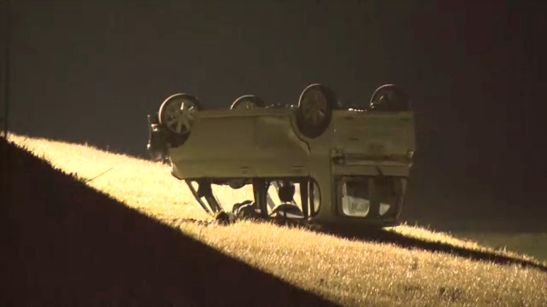 【速報】“定員オーバー”軽乗用車が土手から転落　10代の男女5人搬送　後部座席に乗っていたとみられる17歳少女が死亡　北九州市八幡西区