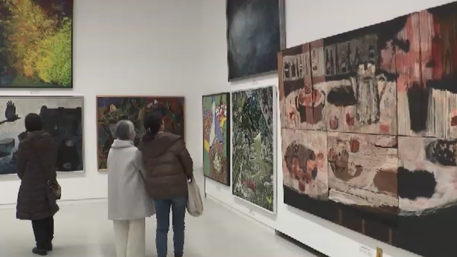 自由な感性で制作した作品の数々　「二科展」福岡市美術館で開幕　県内で活動する画家の作品がダブル受賞も